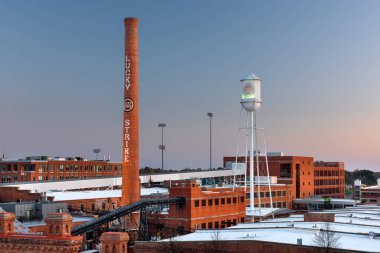 Durham, North Carolina - 28 Mart 2015: American Tobacco Historic District. Bir zamanlar American Tobacco Company'nin merkezi olan site, şehir merkezindeki kentsel yenileme projesinin bir parçası..