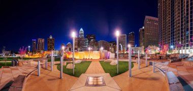 Charlotte, Kuzey Carolina, ABD yukarı şehir silueti ve gece park.