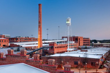 Durham, North Carolina - 28 Mart 2015: American Tobacco Historic District. Bir zamanlar American Tobacco Company'nin merkezi olan site, şehir merkezindeki kentsel yenileme projesinin bir parçası..