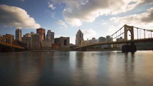 ピッツバーグ ペンシルベニア州 午後に川の上のアメリカのスカイライン — ストック動画