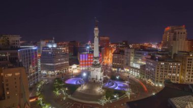 Indianapolis, Indiana, ABD Gece Anıt Çemberi üzerinde ufuk çizgisi.