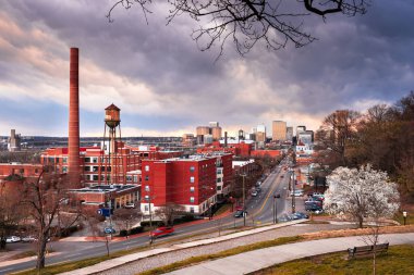Richmond, Virginia, ABD şehir merkezi alacakaranlıkta ana cadde üzerinde..
