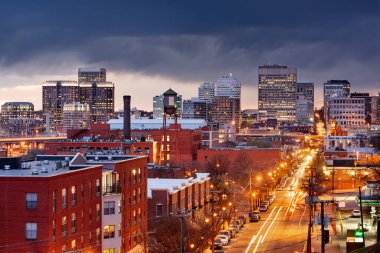 Richmond, Virginia, ABD şehir merkezi alacakaranlıkta ana cadde üzerinde..