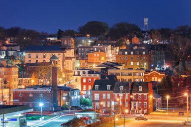 Richmond, Virginia Mahallesi ve şehir manzarası Alacakaranlıkta.