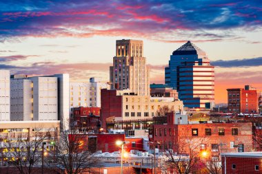 Durham, Kuzey Carolina, ABD şehir merkezi şafakta ufuk çizgisi.
