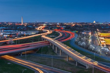 Washington, D.C. hava kararınca Otoyollar ve Anıtlar ile gökyüzü..