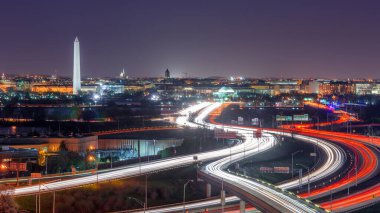 Washington, D.C. hava kararınca Otoyollar ve Anıtlar ile gökyüzü..