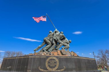 Washington, Dc - 5 Nisan 2015: Deniz Kuvvetleri Savaş Anıtı. İkinci Dünya Savaşı sırasında Iwo Jima'da ikinci ABD bayrağı büyüten askerlik heykelleri anıt özellikleri. 