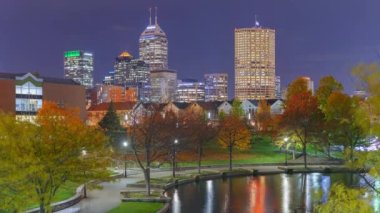 Indianapolis, Indiana, ABD nehir yürüyüşü ve gece gökyüzü.