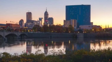 Indianapolis, Indiana, ABD şafakta Beyaz Nehir 'de gökyüzü.