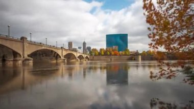 Indianapolis, Indiana, ABD sonbaharda öğleden sonra Beyaz Nehir 'de gökyüzü.