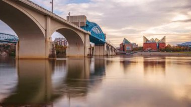 Chattanooga, Tennessee, ABD 'nin Tennessee Nehri üzerindeki şehir manzarası alacakaranlıkta.