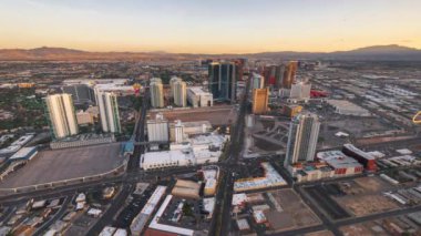 LAS VEGAS, NEVADA - 13 Mayıs 2021: Alacakaranlıktan geceye kadar şerit üzerindeki oteller ve kumarhaneler.