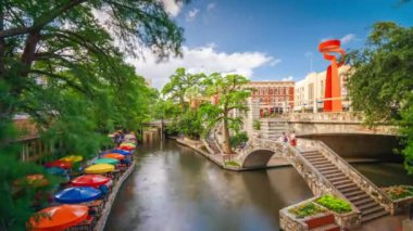 San Antonio, Teksas, ABD gündüz vakti Riverwalk 'taki şehir manzarası. 
