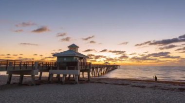 Juno, Florida, ABD Juno Sahili İskelesinde güneş doğmadan hemen önce.