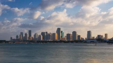Miami, Florida, ABD şehir merkezi alacakaranlıkta Biscayne Körfezi 'nde gökyüzü.