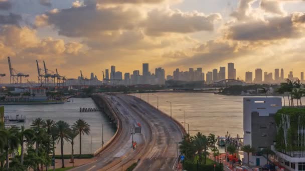 Miami Florida Abd Şehir Merkezi Alacakaranlıkta General Douglas Macarthur Geçidi — Stok video