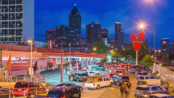 Атланта Штат Джорджія Червня 2017 Трафіку Анкети Varsity Центрі Міста — стокове відео