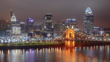 Cincinnati, Ohio, ABD şehir merkezi ufuk çizgisi zaman aşımı şafakta sona eriyor.
