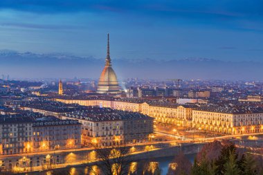 Torino, Piedmont, İtalya alacakaranlıkta Köstebek Antonelliana ile ufuk çizgisi.