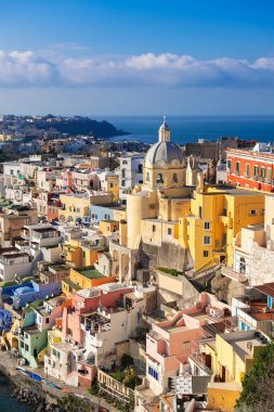 Procida, İtalya 'nın eski kenti Akdeniz' de öğleden sonra ufuk çizgisi.