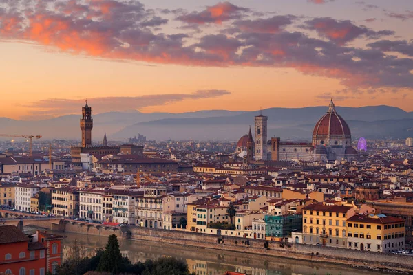 Флоренція Італія Пам Ятними Будівлями Сутінках Над Річкою Арно — стокове фото