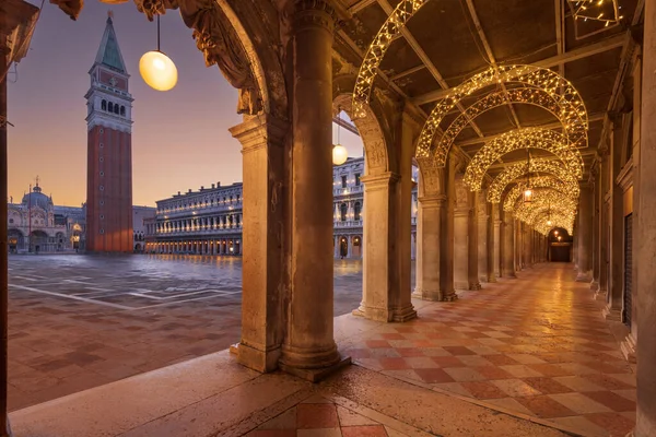 Venedik Talya Mark Meydanı Nda Bazilika Alacakaranlıkta Çan Kulesiyle — Stok fotoğraf