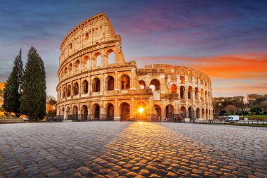 Roma, İtalya, Colosseum Amfitiyatrosunda. Gün doğumuyla birlikte giriş kapısı açıldı.. 