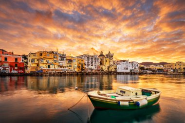 Ischia Adası, Napoli, İtalya Akdeniz kıyısında gün batımında.