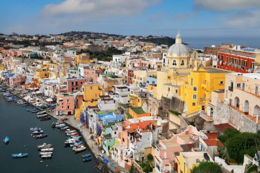 Procida, İtalya 'nın eski kenti Akdeniz' de öğleden sonra ufuk çizgisi.