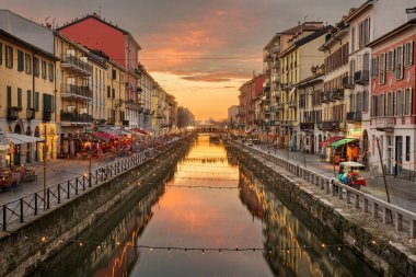 Navigli Kanalı, Milan, Lombardy, İtalya Alacakaranlık vakti.