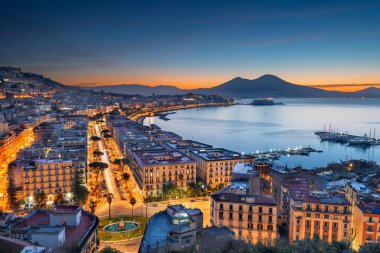Napoli, İtalya 'nın havadan silueti körfezde Mt. Şafakta Vesusvius.
