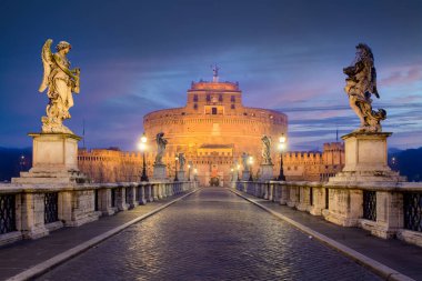 Roma, İtalya alacakaranlıkta Sant 'Angelo Kalesi' nde.