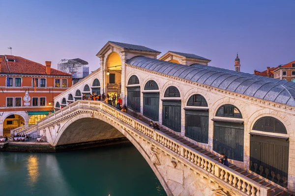 ヴェネツィア イタリアのリアルト橋グランドキャナルの上に夕暮れ時 — ストック写真