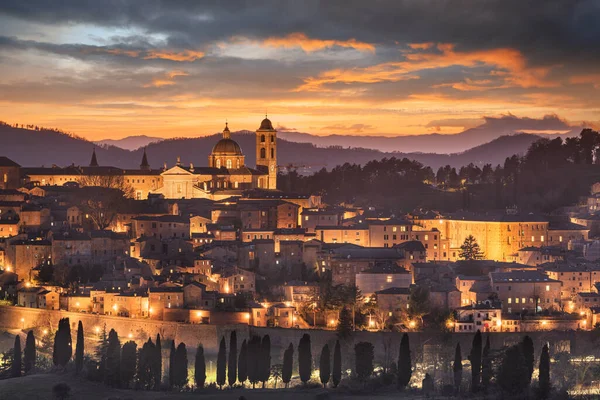 ウルビーノ 夕暮れ時にマルケ州のイタリア中世の城壁都市 — ストック写真