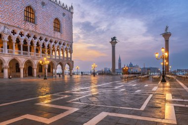 Venedik, İtalya Piazzetta di San Marco 'dan sabah St. Mark Meydanı' na. (metin okunur: gondol servisi)