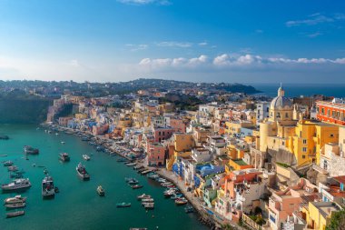 Procida, İtalya 'nın eski kenti Akdeniz' de öğleden sonra ufuk çizgisi.