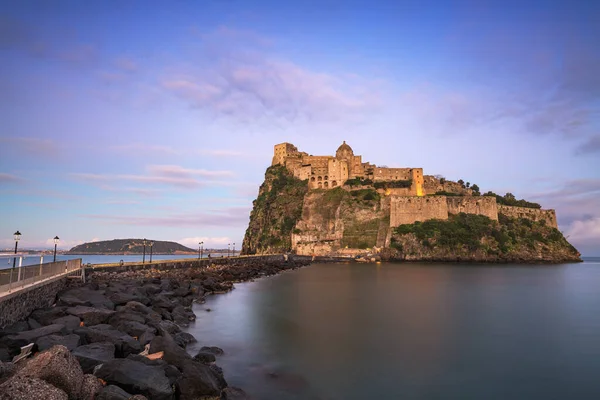 Ischia Talya Aragon Kalesi Şafakta Akdeniz — Stok fotoğraf