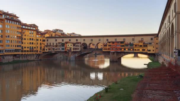 意大利佛罗伦萨 Vecchio桥 黄昏时分穿过Arno河 — 图库视频影像