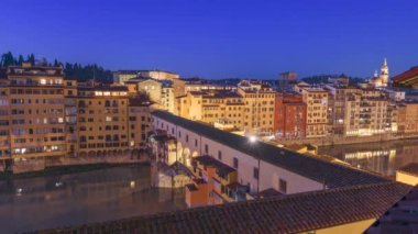 Floransa, İtalya Ponte Vecchio Köprüsü 'nde Alacakaranlıkta Arno Nehri' ni geçerken.