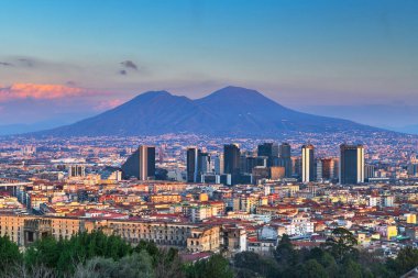 Napoli, İtalya 'da finans bölgesi dağının altında. Vezüv alacakaranlıkta.
