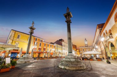 Ravenna, İtalya Piazza del Popolo 'da ve alacakaranlıkta tarihi kuleler.