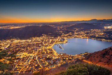 Como, İtalya Alacakaranlıkta yukarıdan şehir manzarası.