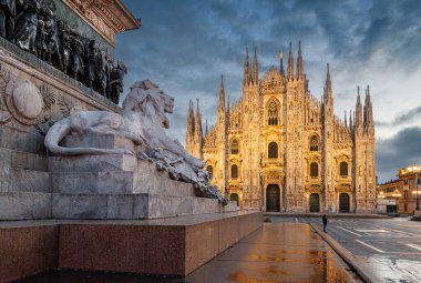 Milan, İtalya Milan Duomo 'da ve Statua di Vittorio Emanuele II alacakaranlıkta.