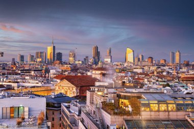 Milano, İtalya 'nın başkenti, alacakaranlıkta yeni ve eski mimariyle gökyüzü.
