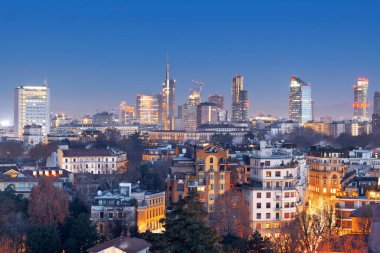 Milan, İtalya finans bölgesi alacakaranlıkta apartman daireleri üzerinde yükselişe geçti.