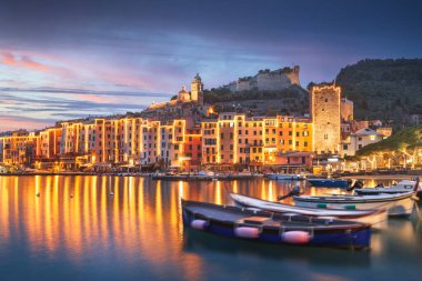 Porto Venere, La Spezia, İtalya tarihi şehir alacakaranlıkta Noel ışıklarıyla gökyüzü.