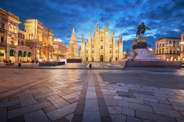 Milan Talya Milan Duomo Statua Vittorio Emanuele Alacakaranlıkta — Stok fotoğraf