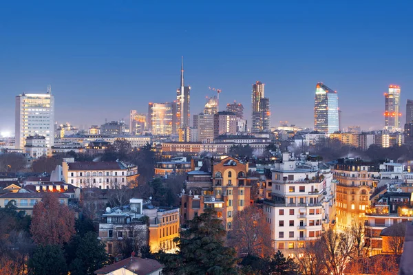 Mailand Italien Skyline Des Finanzdistrikts Über Den Wohnungen Der Abenddämmerung — Stockfoto