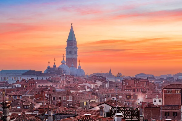 夕暮れ時のイタリア ヴェネツィアの屋上スカイラインビュー — ストック写真